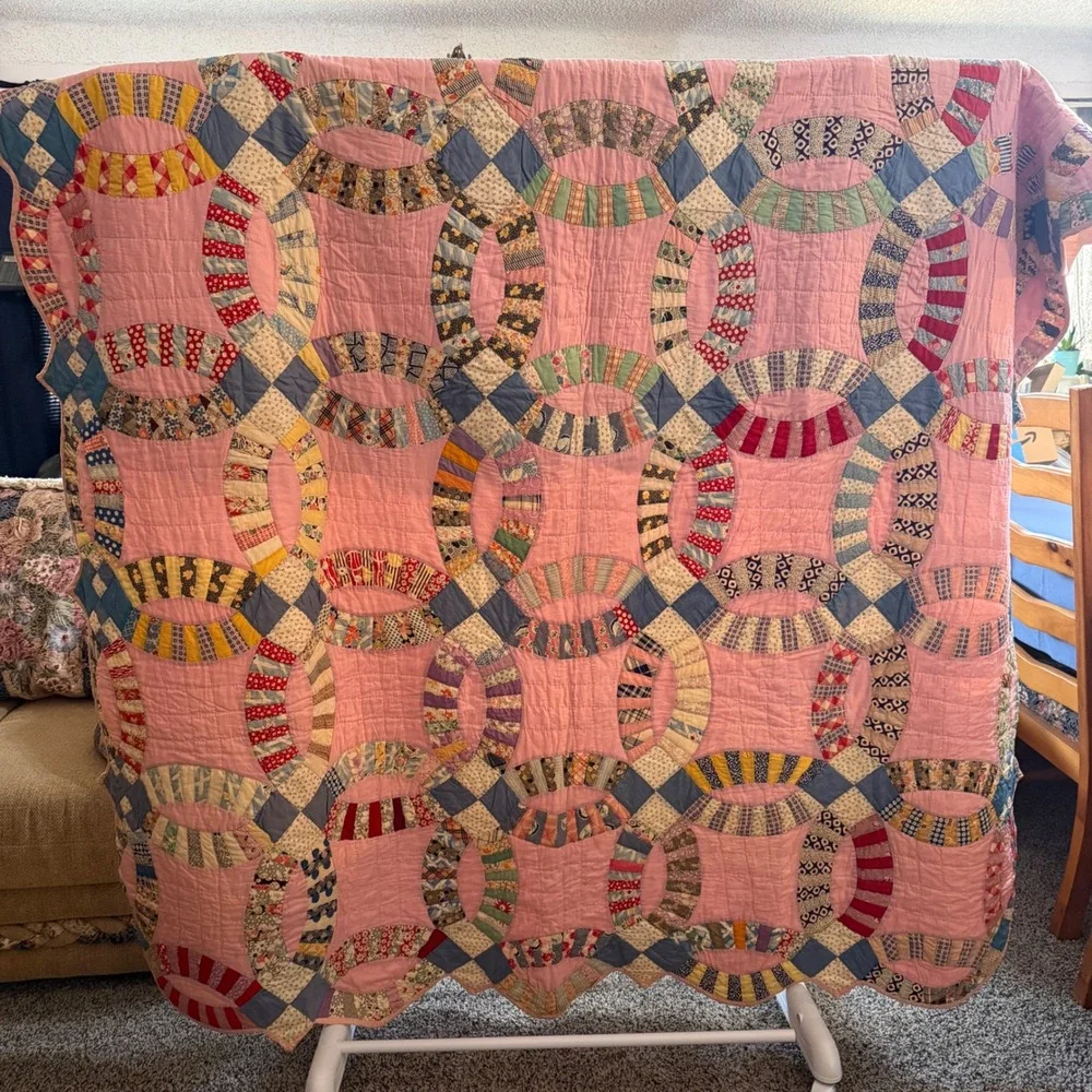 Vintage Handmade Double Wedding Ring Quilt Pink Scalloped Edge 84x70 Cotton